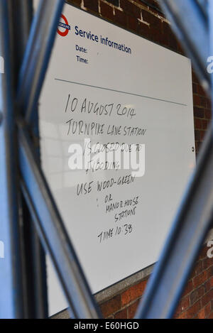 Turnpike Lane, Londra, Regno Unito. Il 10 agosto 2014. Turnpike Lane la stazione è chiusa a causa di inondazioni Credito: Matteo Chattle/Alamy Live News Foto Stock