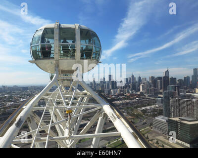 Vista di una cabina sulla stella di Melbourne Observation Wheel, Melbourne e il CBD di Melbourne Foto Stock