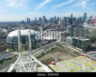 Vista di una cabina sulla stella di Melbourne Observation Wheel, Melbourne e il CBD di Melbourne Foto Stock