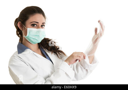 Giovane medico donna indossa i guanti e la maschera Foto Stock