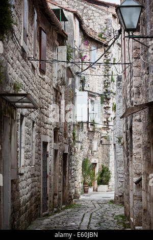Pietre antiche stradine di Trogir, Croazia. Colpo verticale Foto Stock