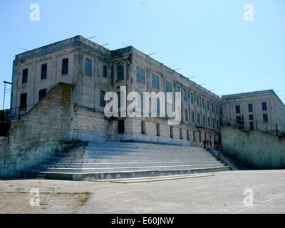 La sala da pranzo e il carcere principale edificio come si vede dal cantiere di ricreazione sull isola di Alcatraz, vicino a San Francisco, California Foto Stock