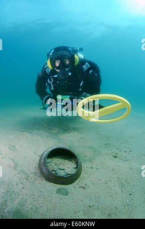 Subacqueo con il rivelatore di metalli ha trovato una pentola con le monete antiche, il lago Baikal, Siberia, Russia, Eurasia Foto Stock