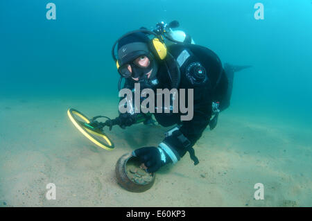 Subacqueo con il rivelatore di metalli ha trovato una pentola con le monete antiche, il lago Baikal, Siberia, Russia, Eurasia Foto Stock