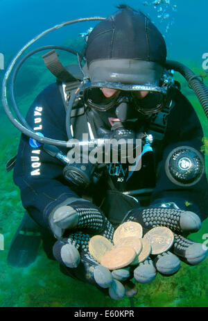 Diver visualizza il trovato monete antiche, il lago Baikal, Siberia, Russia, Eurasia Foto Stock