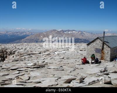 Vista attraverso la High Sierra dalla vetta del Monte Whitney. John Muir Trail, California. Foto Stock