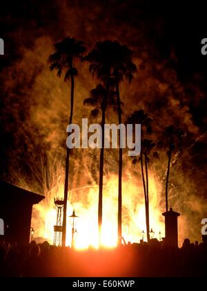 Le Luminarie fuochi d'artificio e spettacolo di luci, tenuto ogni notte nella laguna a Epcot Center, Walt Disney World, a Orlando, Florida Foto Stock
