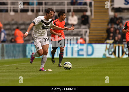 Newcastle, Regno Unito. 10 Ago, 2014. La pre stagione amichevole. Newcastle United versus Soceidad reale. Newcastle defender Daryl Janmaat (22) controlla il credito a sfera: Azione Plus sport/Alamy Live News Foto Stock