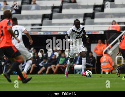 Newcastle, Regno Unito. 10 Ago, 2014. La pre stagione amichevole. Newcastle United versus Soceidad reale. Newcastle centrocampista Moussa Sissoko (7) controlla il credito a sfera: Azione Plus sport/Alamy Live News Foto Stock