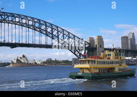 Icone di Sydney di Harbour Bridge, opera house e traghetto shot dal punto Mcmahons wharf,Sydney , Australia Foto Stock