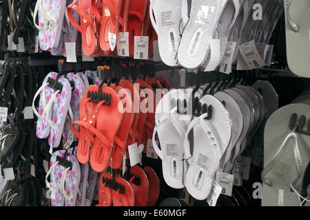 Onorevoli ragazze scarpe estive sandali infradito per la vendita in un australiano department store Foto Stock