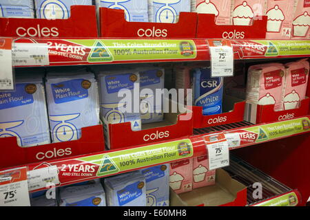 Interno di un supermercato Coles a nord di Sydney, Australia, con propri prodotti di marca prominente tra cui farina Foto Stock