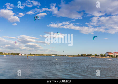 Il kitesurf, kite tanti aquiloni nel cielo, Nin, Croazia Foto Stock