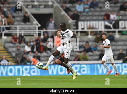 Newcastle, Regno Unito. 10 Ago, 2014. La pre stagione amichevole. Newcastle United versus Soceidad reale. Newcastle centrocampista Moussa Sissoko (7) controlla il credito a sfera: Azione Plus sport/Alamy Live News Foto Stock