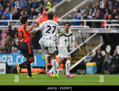 Newcastle, Regno Unito. 10 Ago, 2014. La pre stagione amichevole. Newcastle United versus Soceidad reale. Newcastle defender Steven Taylor (27) sfide per il credito a sfera: Azione Plus sport/Alamy Live News Foto Stock