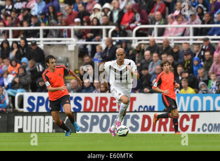 Newcastle, Regno Unito. 10 Ago, 2014. La pre stagione amichevole. Newcastle United versus Soceidad reale. Newcastle centrocampista Gabriel Obertan (25) controlla il credito a sfera: Azione Plus sport/Alamy Live News Foto Stock