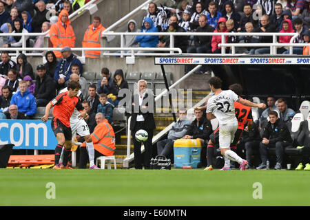 Newcastle, Regno Unito. 10 Ago, 2014. La pre stagione amichevole. Newcastle United versus Soceidad reale. Newcastle manager Alan Pardew orologi sul credito: Azione Plus sport/Alamy Live News Foto Stock