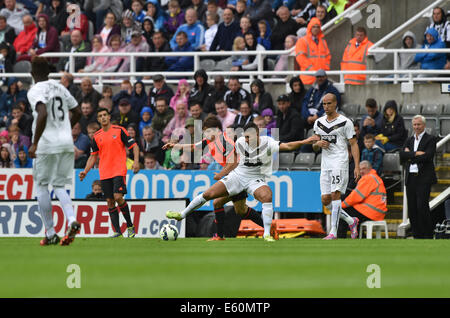 Newcastle, Regno Unito. 10 Ago, 2014. La pre stagione amichevole. Newcastle United versus Soceidad reale. Newcastle centrocampista Mehdi Abeid (30) combatte per il credito a sfera: Azione Plus sport/Alamy Live News Foto Stock