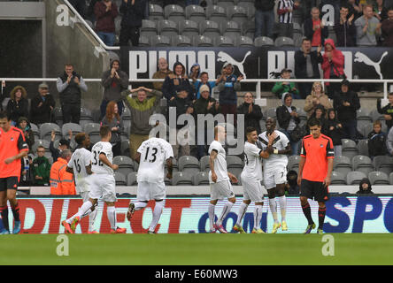 Newcastle, Regno Unito. 10 Ago, 2014. La pre stagione amichevole. Newcastle United versus Soceidad reale. Newcastle centrocampista Moussa Sissoko (7) festeggia con il suo team Credit: Azione Plus sport/Alamy Live News Foto Stock