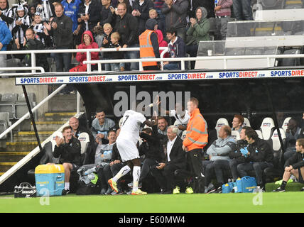 Newcastle, Regno Unito. 10 Ago, 2014. La pre stagione amichevole. Newcastle United versus Soceidad reale. Newcastle centrocampista Moussa Sissoko (7) festeggia con Newcastle manager Alan Pardew e il banco Credito: Azione Sport Plus/Alamy Live News Foto Stock