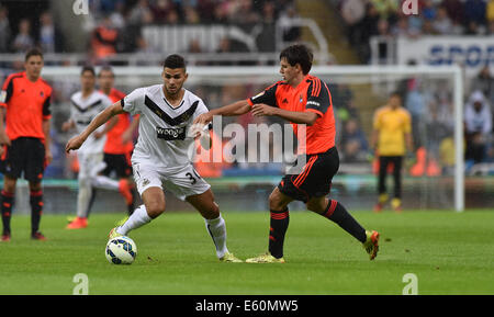 Newcastle, Regno Unito. 10 Ago, 2014. La pre stagione amichevole. Newcastle United versus Soceidad reale. Newcastle centrocampista Mehdi Abeid (30) sfide per il credito a sfera: Azione Plus sport/Alamy Live News Foto Stock