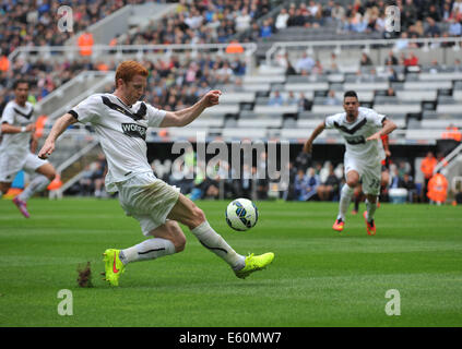 Newcastle, Regno Unito. 10 Ago, 2014. La pre stagione amichevole. Newcastle United versus Soceidad reale. Newcastle centrocampista Colback Jack (14) attraversa il credito a sfera: Azione Plus sport/Alamy Live News Foto Stock