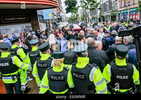 Belfast, Irlanda del Nord, Regno Unito. Il 10 agosto 2014. Decine di agenti di polizia, molti in piena sommossa outfits tenere indietro intorno 200 protestanti che protestavano contro una parata repubblicana. Credito: Stephen Barnes/Alamy Live News Foto Stock