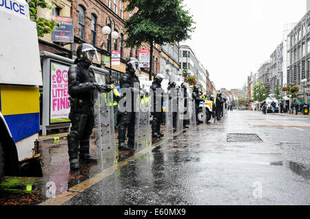 Belfast, Irlanda del Nord, Regno Unito. Il 10 agosto 2014. Decine di agenti di polizia, molti in piena sommossa outfits tenere indietro intorno 200 protestanti che protestavano contro una parata repubblicana. Credito: Stephen Barnes/Alamy Live News Foto Stock