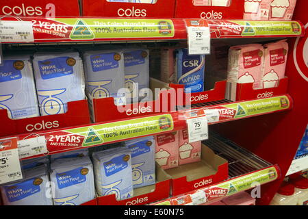 All'interno di un supermercato Coles a nord di sydney, australia, con i propri prodotti di marca sacchetti prominenti di farina semplice Foto Stock