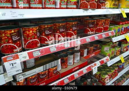 All'interno di un supermercato Coles nel nord di sydney, australia, con i propri prodotti di marca pomodori a dadini prominenti in scatole Foto Stock