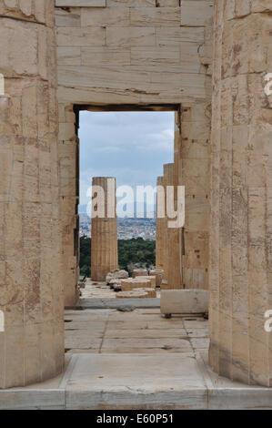 Vista della città di Atene Grecia dall'Acropoli Propylaia. Colonne antiche e gate. Foto Stock