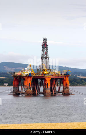 Invergordon, Scotland, Regno Unito. 10 Agosto, 2014. L'Oceano Vanguard Semisub Oil Rig e le imbarcazioni di servizio si sono schierati in Cromarty Firth per la riparazione e rinnovo. Negli anni settanta e ottanta nei dintorni di Nigg era noto per la costruzione di queste piattaforme. Il cantiere usato per questo ora è il tentativo di ristabilire la stessa come costruttore di grandi sulle turbine eoliche offshore e oil rig ristrutturazione poiché viene acquistata da Global Energy Group. Foto Stock