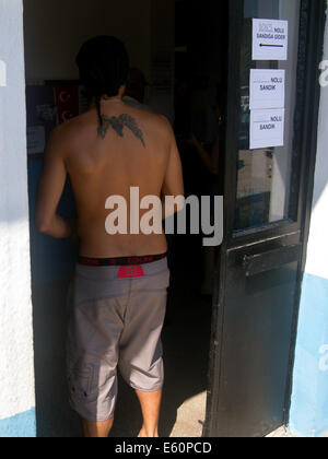 Bargylia, Muğla, Turchia. 10 Agosto, 2014. Nonostante il caldo e vacanze estate stagione, persone girare fino a votare per il bagno turco elezioni presidenziali, il 10 agosto, 2014. Foto di Bikem Ekberzade/Alamy Live News Foto Stock