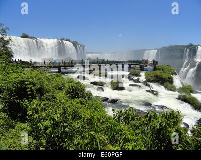 Cascate di Iguassù, una delle meraviglie naturali del mondo, sul confine di Argentina e Brasile Foto Stock