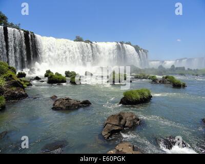 Cascate di Iguassù, una delle meraviglie naturali del mondo, sul confine di Argentina e Brasile Foto Stock
