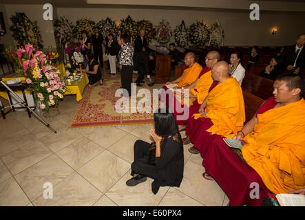 Monaci Tibetani, familiari e persone in lutto, Vietnamita funerale, memoriale di servizio, Little Saigon, City of Westminster, California Foto Stock
