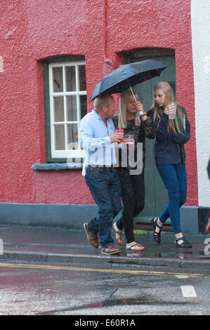 Brecon, Powys, Wales, Regno Unito. Il 10 agosto 2014. La pioggia rovina Brecon l'ultimo giorno del trentesimo Brecon Jazz Festival. Credito: Graham M. Lawrence/Alamy Live News. Foto Stock