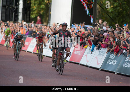 Il Mall, Londra UK. Il 10 agosto 2014. Adam Blythe di NFTO Pro Cycling team britannico vince la corsa prudenziali London-Surrey classica gara con Ben Swift di Sky Team secondo. Credito: Malcolm Park editoriale/Alamy live News. Foto Stock