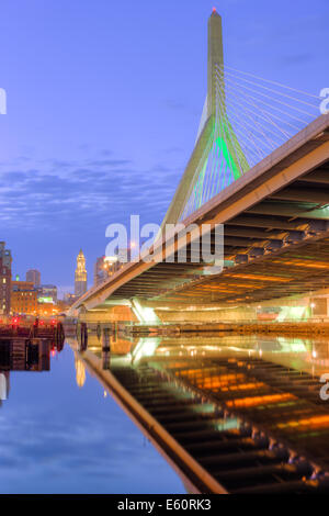 Il Leonard P. Zakim Bunker Hill Memorial Bridge riflessa sul fiume Charles all'alba di Boston, Massachusetts. Foto Stock