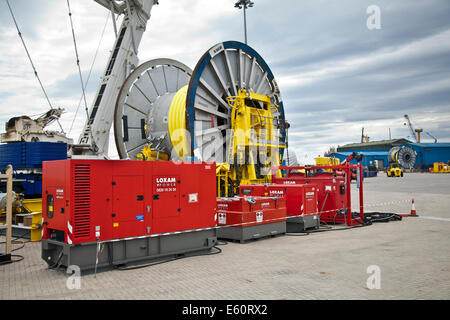 Industria Petrolifera Posa di tubo, gli steli di circolare e di attrezzature di Invergordon, Scotland, Regno Unito. Impianti di trivellazione del petrolio e le imbarcazioni di servizio in Cromarty Firth Foto Stock