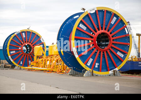 Industria Petrolifera Posa di tubo, gli steli di circolare e di attrezzature di Invergordon, Scotland, Regno Unito. Impianti di trivellazione del petrolio e le imbarcazioni di servizio in Cromarty Firth. Foto Stock