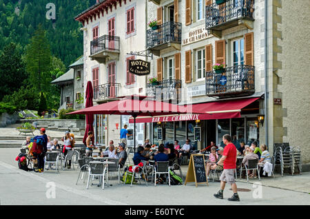 Estate a Chamonix nelle Alpi francesi, il turista a godere di un periodo di riposo e una bevanda al di fuori del Hotel Le Chamonix. Foto Stock