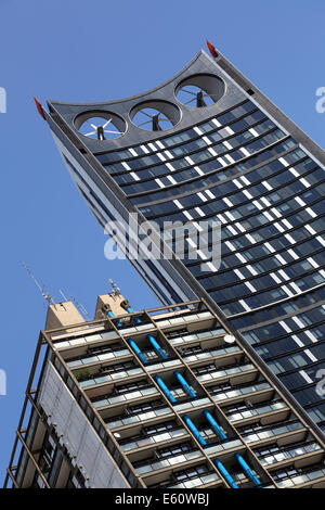 Gli strati SE1 edificio residenziale di appartamenti con turbine eoliche in Elephant and Castle, Londra, Inghilterra Foto Stock
