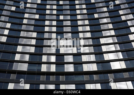 Windows su falde SE1 edificio residenziale di appartamenti con turbine eoliche in Elephant and Castle, Londra, Inghilterra Foto Stock