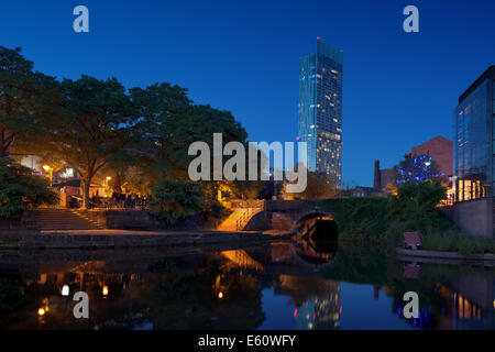 Il Castlefield Urban Heritage Park e centro storico canal area di conservazione con Beetham Tower in Manchester di notte. Foto Stock