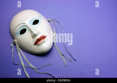 Maschera bianca, concetto di teatro Foto stock - Alamy