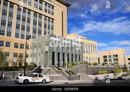 Durham County Courthouse, North Carolina. Sheriff's auto parcheggiate nella parte anteriore. Foto Stock