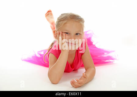 Ragazza carina in abito da ballerina su sfondo bianco Foto Stock