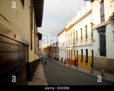 Colorate strade del coloniale La Candelaria quartiere di Bogotà, Colombia Foto Stock