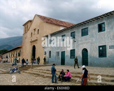 Colorati edifici coloniali intorno alla centrale Plaza Bolivar. Villa de Leyva (Colombia). Foto Stock